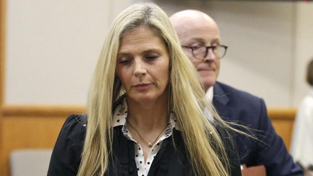 Bývalá olympijská vítězka ve sjezdovém lyžování Picabo Streetová odchází od soudu. Bývalá olympijská vítězka ve sjezdovém lyžování Picabo Streetová odchází od soudu.