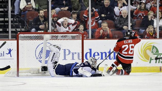 Útočník New Jersey Devils Patrik Eliáš (vpravo) překonává v samostatných nájezdech brankáře Ondřeje Pavelce z Winnipegu. Útočník New Jersey Devils Patrik Eliáš (vpravo) překonává v samostatných nájezdech brankáře Ondřeje Pavelce z Winnipegu.
