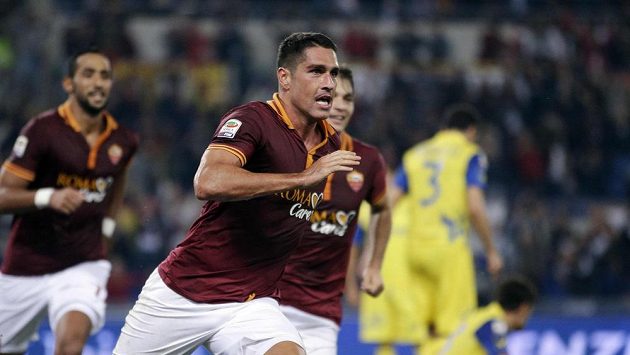 Fotbalista AS Řím Marco Borriello se raduje z branky do sítě Chieva. Fotbalista AS Řím Marco Borriello se raduje z branky do sítě Chieva.