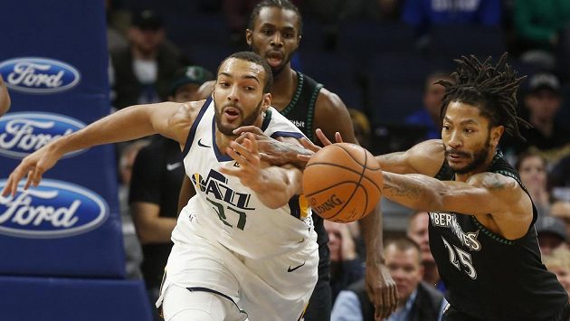 Basketbalista Utahu Jazz Rudy Gobert a Derrick Rose z Minnesoty Timberwolves. Basketbalista Utahu Jazz Rudy Gobert a Derrick Rose z Minnesoty Timberwolves.