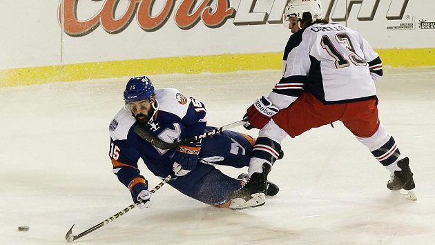 Útočník New Yorku Islanders Cal Clutterbuck (vlevo) padá na led, přesto ještě stihne přihrát na gól Brocku Nelsonovi. Útočník New Yorku Islanders Cal Clutterbuck (vlevo) padá na led, přesto ještě stihne přihrát na gól Brocku Nelsonovi.