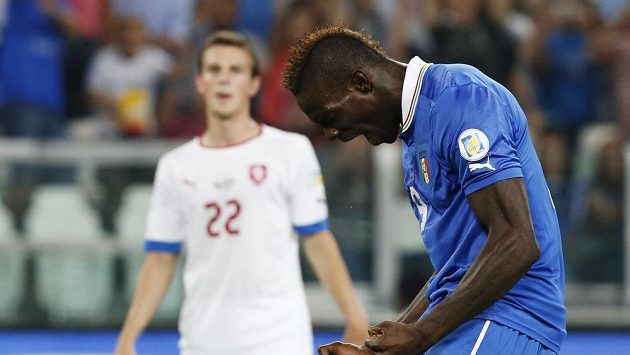 Ital Mario Balotelli se raduje z branky, kterou vstřelil českému týmu. V pozadí smutný Vladimír Darida. Ital Mario Balotelli se raduje z branky, kterou vstřelil českému týmu. V pozadí smutný Vladimír Darida.
