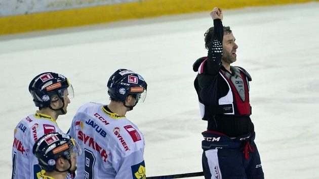 Kapitán Liberce Petr Nedvěd (vpravo) se po vyřazení od Vítkovic loučí s fanoušky. Jeho kariéra je u konce. Kapitán Liberce Petr Nedvěd (vpravo) se po vyřazení od Vítkovic loučí s fanoušky. Jeho kariéra je u konce.