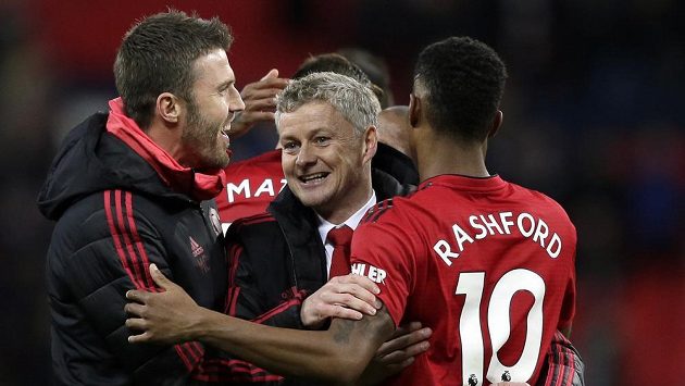Ole Gunnar Solskjaer slaví výhru 1:0 nad Tottenhamem Hotspur. Ole Gunnar Solskjaer slaví výhru 1:0 nad Tottenhamem Hotspur.