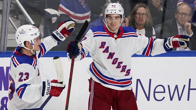 Filip Chytil (72) z Rangers se raduje po jedné z branek proti Islanders, vlevo je Adam Fox (23). Filip Chytil (72) z Rangers se raduje po jedné z branek proti Islanders, vlevo je Adam Fox (23).