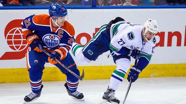 Obránce Edmontonu Andrew Ference (vlevo) a útočník Vancouveru Shawn Matthias v souboji. Obránce Edmontonu Andrew Ference (vlevo) a útočník Vancouveru Shawn Matthias v souboji.
