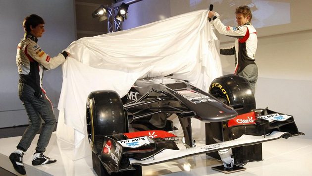 Jezdci stáje Sauber Nico Hulkenberg (vpravo) a Esteban Gutierrez odhalují monopost C32. Jezdci stáje Sauber Nico Hulkenberg (vpravo) a Esteban Gutierrez odhalují monopost C32.