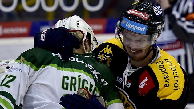 Litvínovský Juraj Mikúš (vpravo) v potyčce s Dávidem Grígerem z Karlových Varů. Litvínovský Juraj Mikúš (vpravo) v potyčce s Dávidem Grígerem z Karlových Varů.
