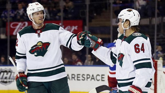Eric Staal (12) a Mikael Granlund (64) z Minnesoty. Eric Staal (12) a Mikael Granlund (64) z Minnesoty.