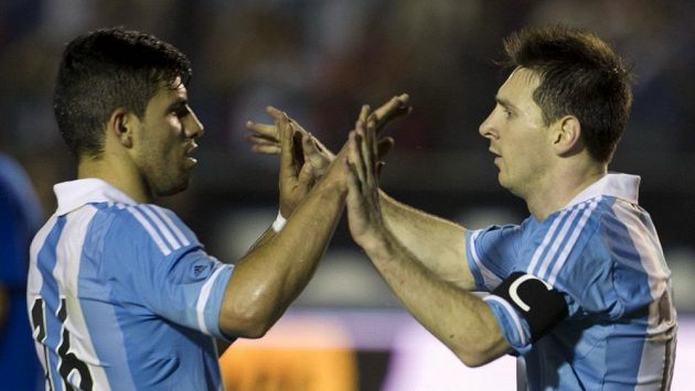 Lionel Messi (vpravo) a Sergio Aguero se radují z gólu do sítě Guatemaly. Lionel Messi (vpravo) a Sergio Aguero se radují z gólu do sítě Guatemaly.