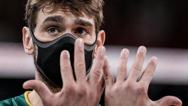 Brazilský volejbalista Lucas Saatkamp nosí roušku i při zápasech Brazilský volejbalista Lucas Saatkamp nosí roušku i při zápasech
