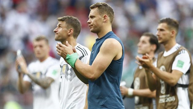 Zklamaní němečtí fotbalisté (v popředí gólman Manuel Neuer) po porážce s Mexikem. Zklamaní němečtí fotbalisté (v popředí gólman Manuel Neuer) po porážce s Mexikem.
