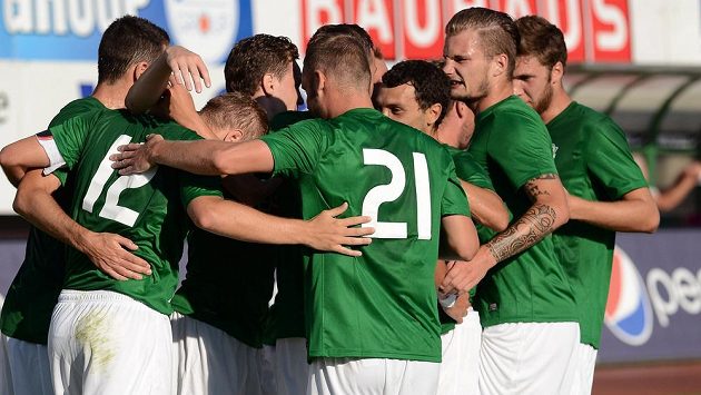 Fotbalisté Jablonce se radují z gólu. Fotbalisté Jablonce se radují z gólu.