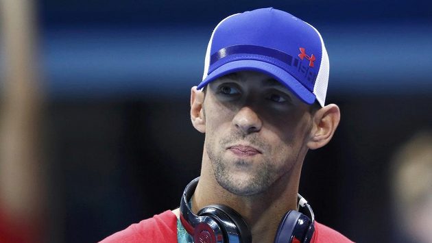 Americký plavec Michael Phelps ponese na slavnostním zahájení vlajku své země. Americký plavec Michael Phelps ponese na slavnostním zahájení vlajku své země.
