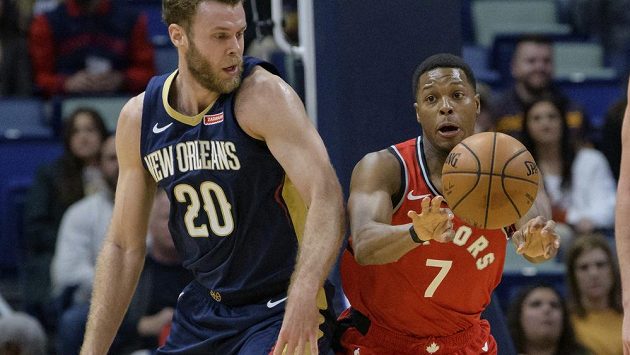 Rozehrávač Toronta Kyle Lowry (vpravo) utkání s New Orleans. Rozehrávač Toronta Kyle Lowry (vpravo) utkání s New Orleans.