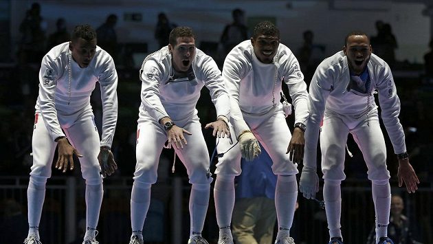 Francouzští kordisté si užívají vítězství v soutěži družstev. Francouzští kordisté si užívají vítězství v soutěži družstev.