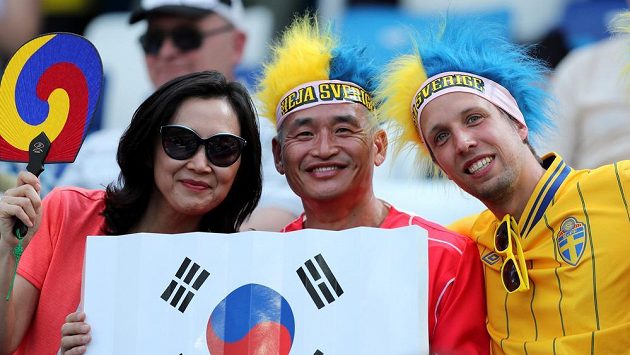 Fanoušci Švédska a Koreje pózují před zápasem v Nižním Novgorodu. Ne všichni měli to štěstí, aby zápas stihli. Fanoušci Švédska a Koreje pózují před zápasem v Nižním Novgorodu. Ne všichni měli to štěstí, aby zápas stihli.