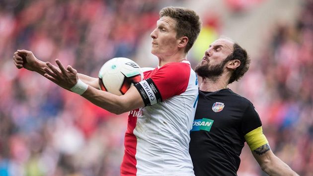 Milan Škoda ze Slavie a Roman Hubník z Plzně během jarního šlágru v Edenu. Milan Škoda ze Slavie a Roman Hubník z Plzně během jarního šlágru v Edenu.