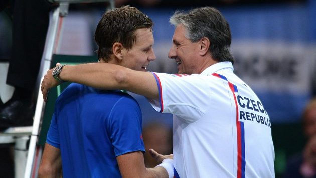 Český tenista Tomáš Berdych (vlevo) a kapitán Jaroslav Navrátil oslavují vítězství během druhého utkání semifinále Davis Cupu s argentinským Leonardem Mayerem. Český tenista Tomáš Berdych (vlevo) a kapitán Jaroslav Navrátil oslavují vítězství během druhého utkání semifinále Davis Cupu s argentinským Leonardem Mayerem.