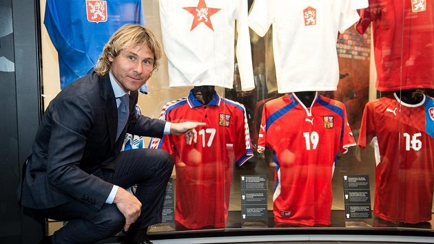 Pavel Nedvěd před dresy československé a české reprezentace v sídle FAČR. Pavel Nedvěd před dresy československé a české reprezentace v sídle FAČR.
