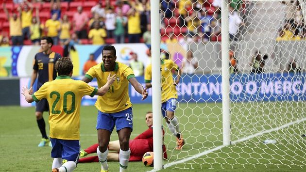 Brazilský hráč Jo (21) si v utkání proti Austrálii připsal na pažbu dva zářezy. Brazilský hráč Jo (21) si v utkání proti Austrálii připsal na pažbu dva zářezy.