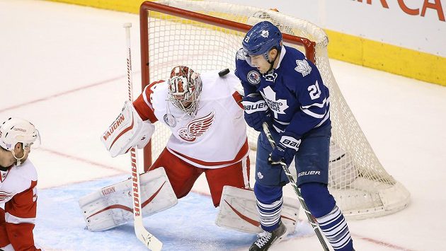 Český brankář Detroitu Red Wings Petr Mrázek (34) zasahuje proti jedné ze střel v zápase proti Torontu Maple Leafs. Český brankář Detroitu Red Wings Petr Mrázek (34) zasahuje proti jedné ze střel v zápase proti Torontu Maple Leafs.