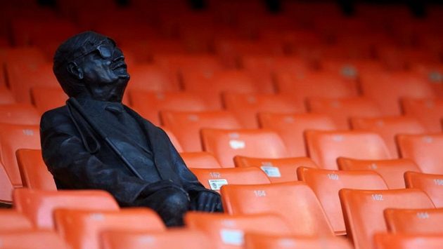 Španělský fotbalový klub Valencia CF nechal ve svém hledišti umístit sochu věrného fanouška, který léta navštěvoval ochozy stadionu Mestalla, přestože byl slepý. Španělský fotbalový klub Valencia CF nechal ve svém hledišti umístit sochu věrného fanouška, který léta navštěvoval ochozy stadionu Mestalla, přestože byl slepý.