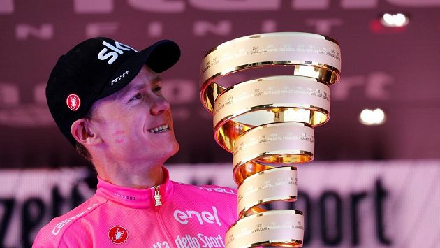 Chris Froome s trofejí pro vítěze Gira. Chris Froome s trofejí pro vítěze Gira.