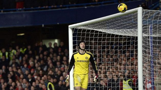 Gólman Petr Čech sleduje balón, který po střele Liverpoolu skončil na břevně. Gólman Petr Čech sleduje balón, který po střele Liverpoolu skončil na břevně.