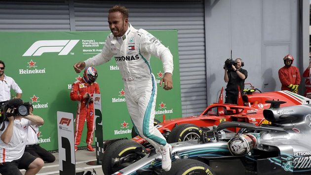 Lewis Hamilton se raduje z triumfu v Monze. Lewis Hamilton se raduje z triumfu v Monze.