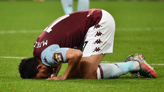 Egypťan Trézéguet z Aston Villy po zápase s Arsenalem. Egypťan Trézéguet z Aston Villy po zápase s Arsenalem.