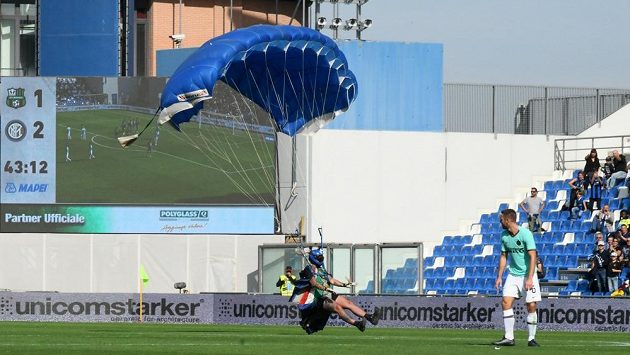 Parašutista přistál na hřišti během zápasu Serie A. Parašutista přistál na hřišti během zápasu Serie A.