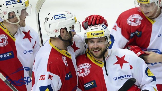 Slávistický obránce Petr Kadlec, autor rozhodujícího samostatného nájezdu, přijímá po skončení duelu gratulace od spoluhráčů. Slávistický obránce Petr Kadlec, autor rozhodujícího samostatného nájezdu, přijímá po skončení duelu gratulace od spoluhráčů.