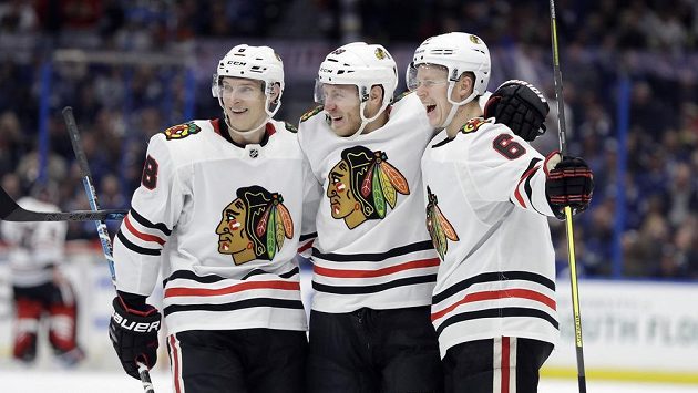 Slater Koekkoek z Chicaga se raduje z gólu proti Tampě s Dominikem Kubalíkem (8) a Ollim Maattou (6). Slater Koekkoek z Chicaga se raduje z gólu proti Tampě s Dominikem Kubalíkem (8) a Ollim Maattou (6).