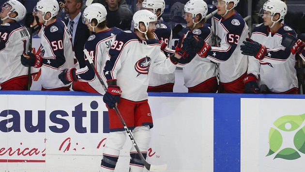 Český hokejový útočník Columbusu Blue Jackets Jakub Voráček má před startem NHL skvělou formu. Po vstřeleném gólu slaví se svými spoluhráči. Český hokejový útočník Columbusu Blue Jackets Jakub Voráček má před startem NHL skvělou formu. Po vstřeleném gólu slaví se svými spoluhráči.