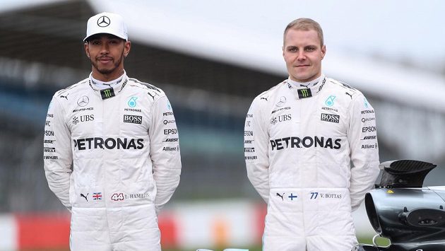 Lewis Hamilton a Valtteri Bottas. Lewis Hamilton a Valtteri Bottas.