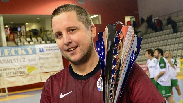 Vánoční halový turnaj fotbalových internacionálů 26. prosince v Praze. Luděk Stracený ze Sparty s trofejí pro vítěze. Vánoční halový turnaj fotbalových internacionálů 26. prosince v Praze. Luděk Stracený ze Sparty s trofejí pro vítěze.