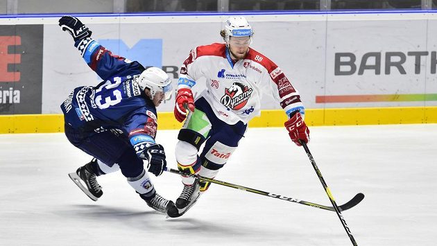 Zleva Petr Straka z Plzně a Denis Kusý z Pardubic. Zleva Petr Straka z Plzně a Denis Kusý z Pardubic.