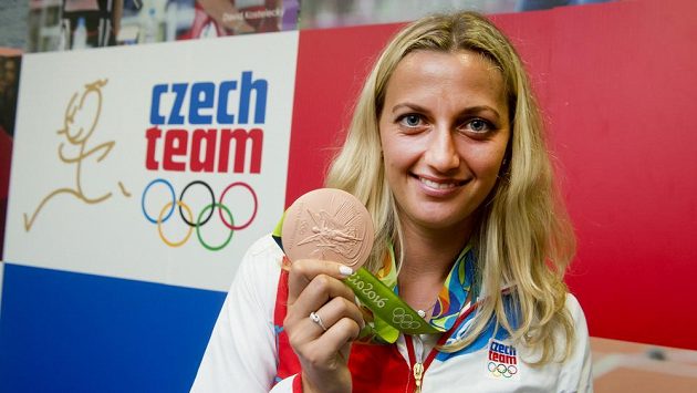 Petra Kvitová ukazuje v Českém domě bronzovou medaili z OH v Riu. Petra Kvitová ukazuje v Českém domě bronzovou medaili z OH v Riu.