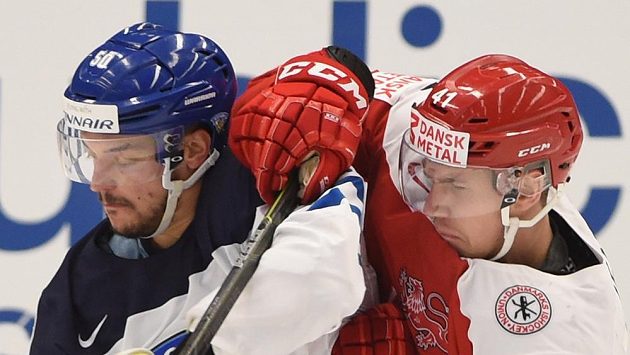 Juhamatti Aaltonen z Finska (vlevo) a Jesper Jensen z Dánska v utkání MS skupiny B v Ostravě. Juhamatti Aaltonen z Finska (vlevo) a Jesper Jensen z Dánska v utkání MS skupiny B v Ostravě.