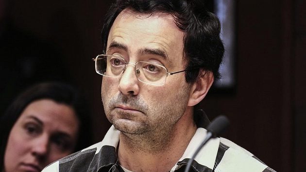 V centru skandálu se sexuálním zneužíváním mladých gymnastek v USA je zejména bývalý lékař reprezentace Larry Nassar, který už je kvůli tomu ve vazbě. U soudu poslouchá jednu z výpovědí. V centru skandálu se sexuálním zneužíváním mladých gymnastek v USA je zejména bývalý lékař reprezentace Larry Nassar, který už je kvůli tomu ve vazbě. U soudu poslouchá jednu z výpovědí.