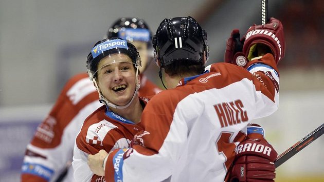 Zleva Aleš Jergl a Miroslav Holec z Olomouce se radují z gólu. Zleva Aleš Jergl a Miroslav Holec z Olomouce se radují z gólu.