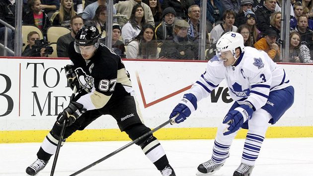 Kapitán Pittsburghu Sidney Crosby (vlevo) v duelu s Torontem. Kapitán Pittsburghu Sidney Crosby (vlevo) v duelu s Torontem.