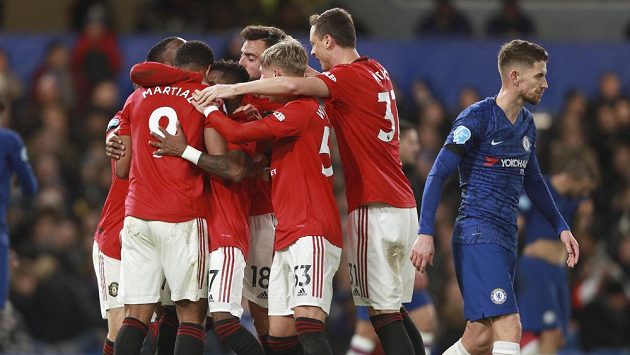 Fotbalista Manchesteru United Anthony Martial se raduje se spoluhráči z gólu v utkání proti Chelsea. Fotbalista Manchesteru United Anthony Martial se raduje se spoluhráči z gólu v utkání proti Chelsea.