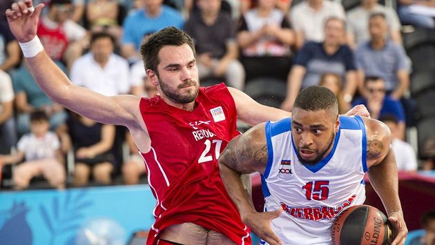 Český basketbalista Roman Zachrla (vlevo) a Marshall Moses z Ázerbájdžánu. Český basketbalista Roman Zachrla (vlevo) a Marshall Moses z Ázerbájdžánu.
