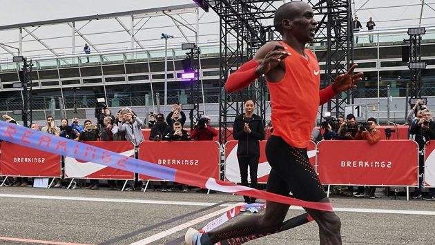 Eliud Kipchoge protrhává cílovou pásku dvouhodinového maratonu. Eliud Kipchoge protrhává cílovou pásku dvouhodinového maratonu.
