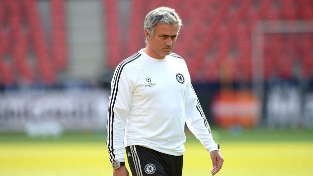 Trenér Chelsea José Mourinho během předzápasového tréninku před utkáním UEFA Superpoháru mezi Chelsea a Bayernem Mnichov. Trenér Chelsea José Mourinho během předzápasového tréninku před utkáním UEFA Superpoháru mezi Chelsea a Bayernem Mnichov.