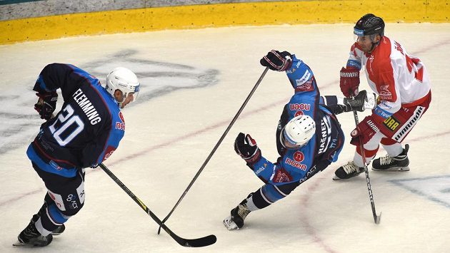 Krasobruslařská vložka Alexe Rašnera před chomutovským spoluhráčem Brettem Flemmingem. Vpravo Jiří Řípa z Olomouce. Krasobruslařská vložka Alexe Rašnera před chomutovským spoluhráčem Brettem Flemmingem. Vpravo Jiří Řípa z Olomouce.