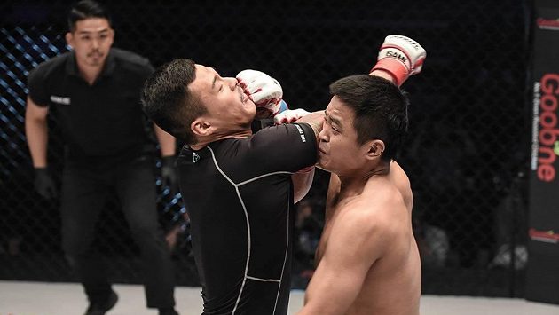 Hwang In Su překvapil, Choi Won Jun šel k zemi na galavečeru Road FC, za pět sekund bylo hotovo. Hwang In Su překvapil, Choi Won Jun šel k zemi na galavečeru Road FC, za pět sekund bylo hotovo.