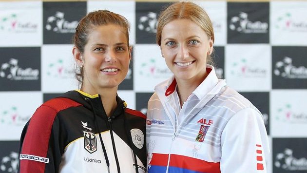 Česká tenistka Petra Kvitová (vpravo) se svojí německou soupeřkou Julií Görgesovou před zápasem ve Fed Cupu. Obě hrají i stuttgartský turnaj. Česká tenistka Petra Kvitová (vpravo) se svojí německou soupeřkou Julií Görgesovou před zápasem ve Fed Cupu. Obě hrají i stuttgartský turnaj.